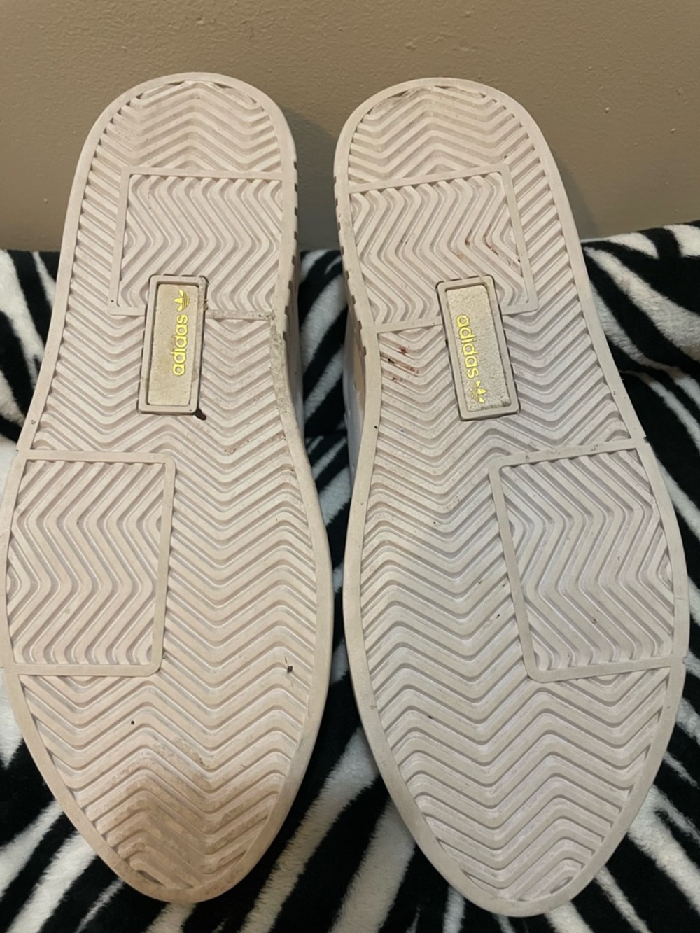 Adidas Sleek White Leather Sneakers with Gold Metal Lace Tips - Picture 9 of 9